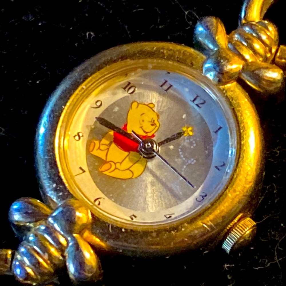Disney Winnie The Pooh Watch on a
Honeybee Links Gold Watch MU0205